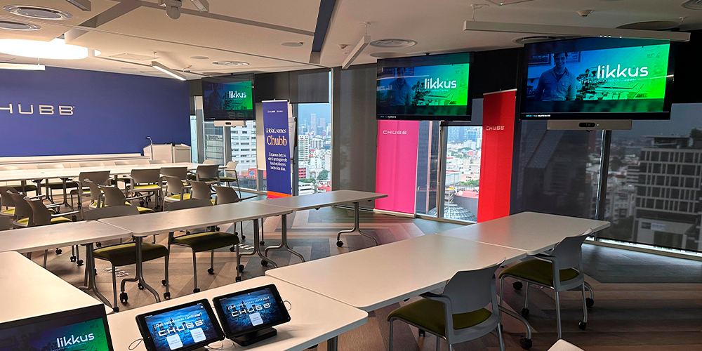 Aulas híbridas inteligentes
Integración de cámaras con IA, micrófonos de zona, pantallas interactivas  All in One  y plataformas de videoconferencia para sesiones simultáneas presenciales y virtuales.