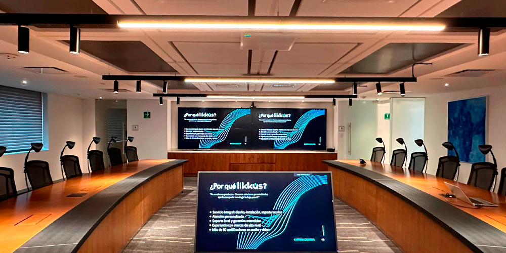 Sistemas de videoconferencia con IA
Soluciones de videoconferencia multiplataforma All in One con funciones interactivas que mejoran la colaboración. Equipados con tecnología de inteligencia artificial, estos sistemas integran cámaras inteligentes con seguimiento automático de participantes (speaker tracking) y capacidades multi cámara. Son compatibles con múltiples plataformas de videoconferencia, lo que garantiza una experiencia fluida sin importar la herramienta que utilice tu equipo.