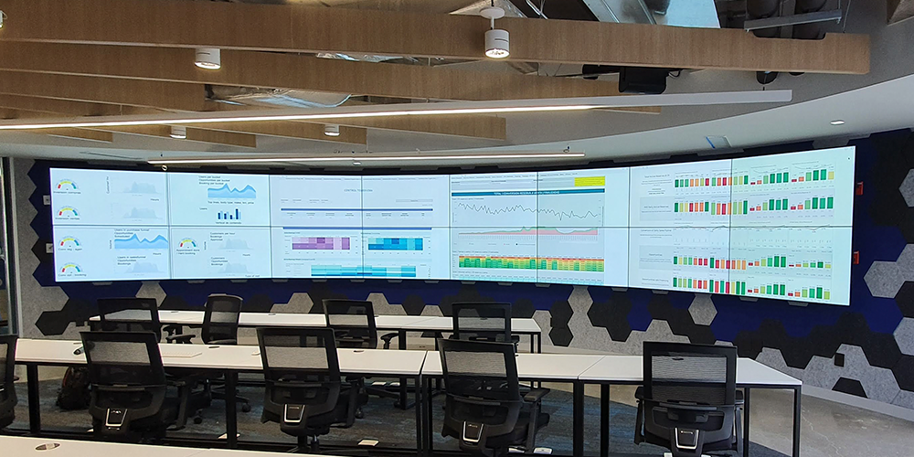 Centros de Control y Monitoreo.
Integramos espacios con Videowalls y Pantallas LED de gran formato para tener una visualización completa de los sistemas, desde un NOc, Soc, C5, C4 hasta un centro de monitoreo de logística, ciberseguridad, seguridad o un centro de inteligencia de negocios. Implementamos sistemas con control completo audiovisual, operación 24/7 y equipos de alta eficiencia y seguridad en la red.